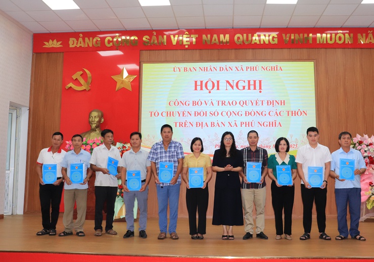 Phú Nghĩa: Sơ kết 20 ngày đầu thực hiện Chiến dịch “45 ngày đêm ra quân hỗ trợ hoạt động chuyển đổi số tại các xã, phường trong giai đoạn đầu vận hành mô hình chính quyền địa phương hai cấp”- Ảnh 6.