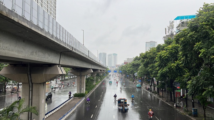 Ngày 19/8, Hà Nội có mưa vừa, mưa to và dông; đêm mưa giảm dần- Ảnh 1.