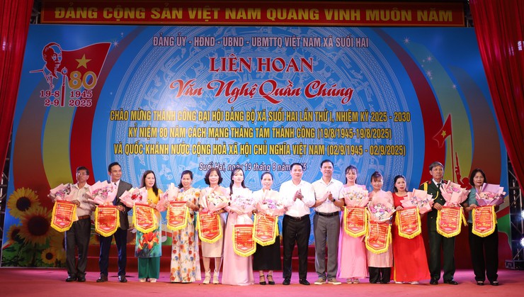 Liên hoan văn nghệ quần chúng chào mừng thành công Đại hội Đảng bộ xã lần thứ I, nhiệm kỳ 2025 – 2030; kỷ niệm 80 năm Cách mạng Tháng Tám và Quốc khánh 2/9- Ảnh 1.