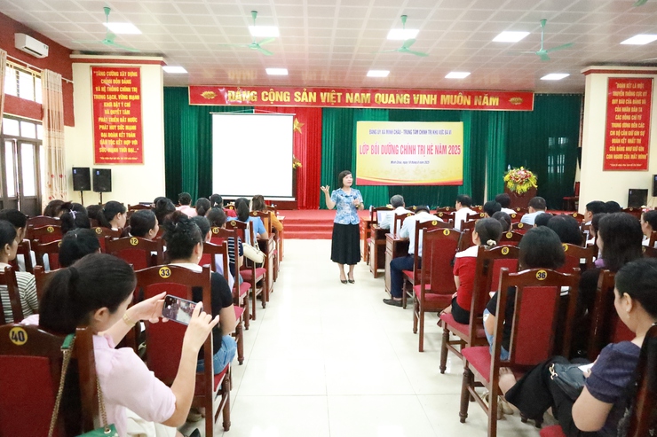 Xã Minh Châu khai mạc lớp bồi dưỡng chính trị hè năm 2025 cho đội ngũ cán bộ, giáo viên- Ảnh 5.