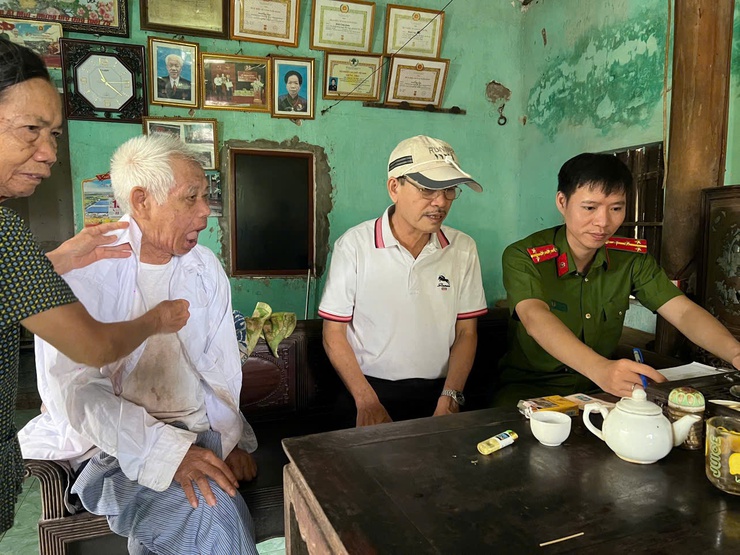 Hơn 100 đảng viên cao tuổi đảng ở Phú Xuyên được cấp đổi thẻ ngay tại nhà- Ảnh 1.