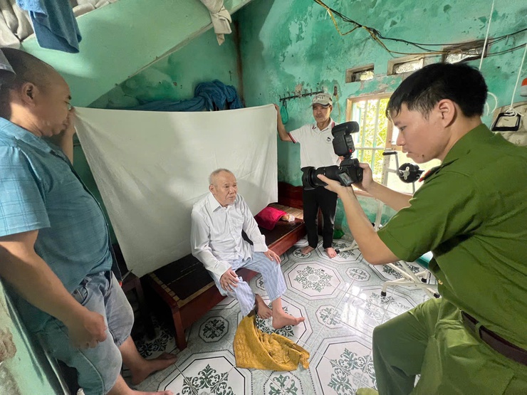 Hơn 100 đảng viên cao tuổi đảng ở Phú Xuyên được cấp đổi thẻ ngay tại nhà- Ảnh 2.