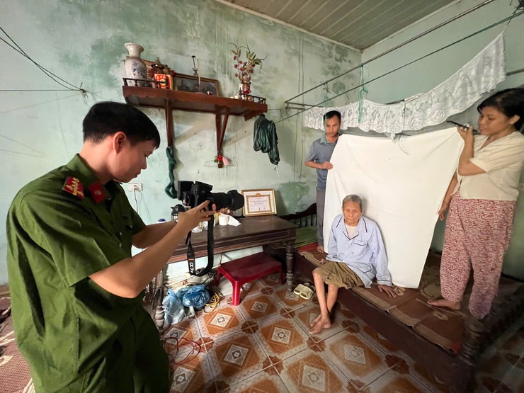 Hơn 100 đảng viên cao tuổi đảng ở Phú Xuyên được cấp đổi thẻ ngay tại nhà- Ảnh 3.