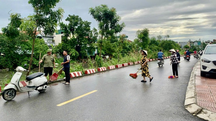 Cán bộ, công chức, viên chức, người lao động UBND xã Đại Thanh ra quân tổng vệ sinh môi trường sáng thứ 7- Ảnh 4.