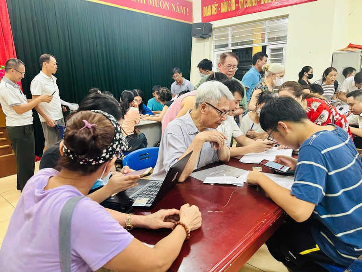 Ngày hội ra quân hỗ trợ hoạt động chuyển đổi số tại khu dân cư cụm Trung Kính Hạ- Ảnh 3.