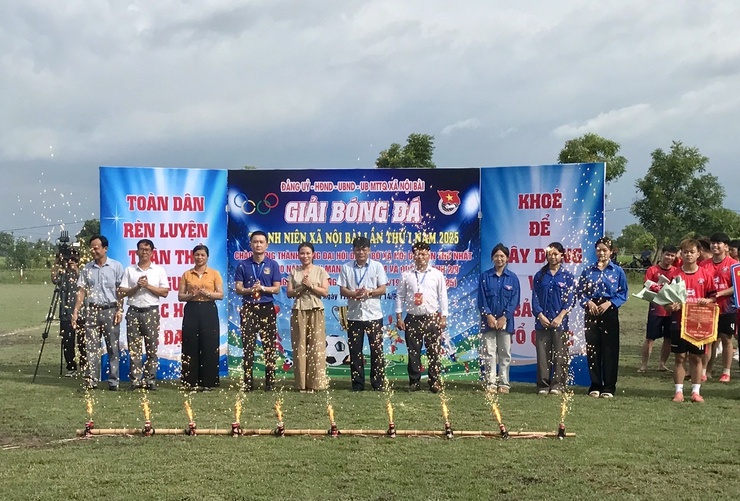 Khai mạc giải bóng đá thanh niên xã Nội Bài 
lần thứ nhất năm 2025
- Ảnh 1.