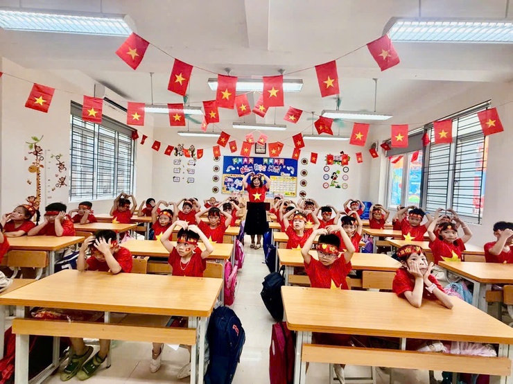 Trường Tiểu học Phương Mai rực rỡ sắc cờ đỏ sao vàng, hướng tới kỷ niệm 80 năm Cách mạng Tháng Tám và Quốc khánh 2/9- Ảnh 7.