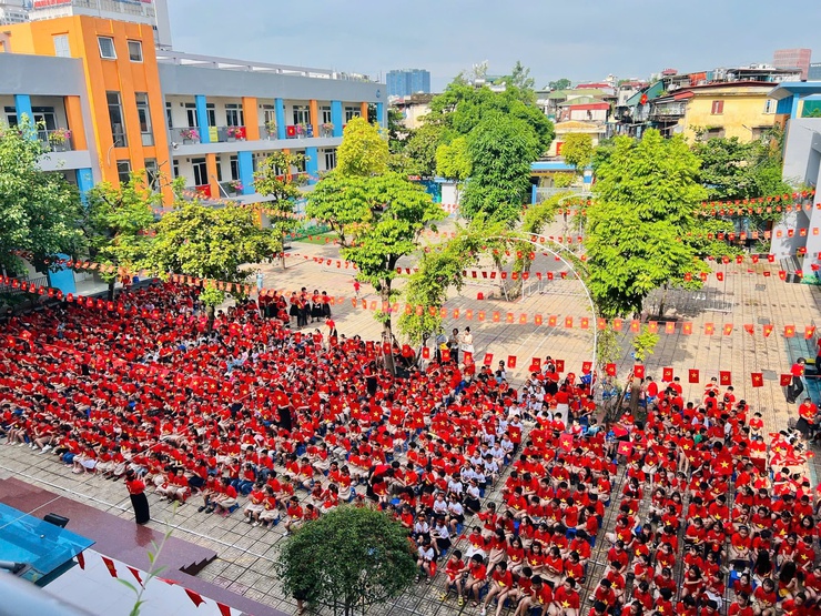 Trường Tiểu học Phương Mai rực rỡ sắc cờ đỏ sao vàng, hướng tới kỷ niệm 80 năm Cách mạng Tháng Tám và Quốc khánh 2/9- Ảnh 1.