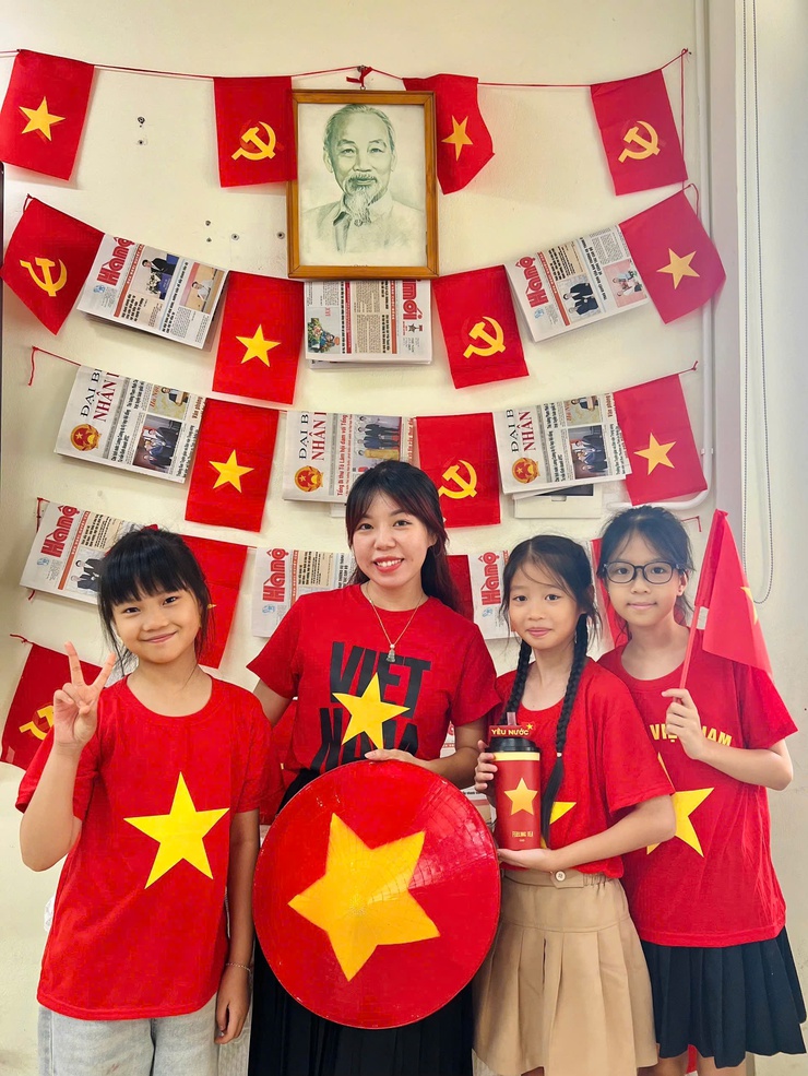 Trường Tiểu học Phương Mai rực rỡ sắc cờ đỏ sao vàng, hướng tới kỷ niệm 80 năm Cách mạng Tháng Tám và Quốc khánh 2/9- Ảnh 9.