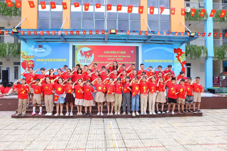 Trường Tiểu học Phương Mai rực rỡ sắc cờ đỏ sao vàng, hướng tới kỷ niệm 80 năm Cách mạng Tháng Tám và Quốc khánh 2/9- Ảnh 4.