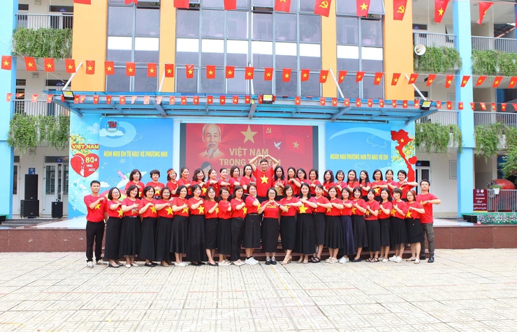 Trường Tiểu học Phương Mai rực rỡ sắc cờ đỏ sao vàng, hướng tới kỷ niệm 80 năm Cách mạng Tháng Tám và Quốc khánh 2/9- Ảnh 3.