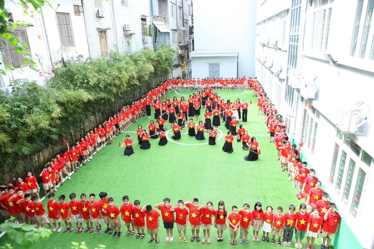 Trường Tiểu học Phương Mai rực rỡ sắc cờ đỏ sao vàng, hướng tới kỷ niệm 80 năm Cách mạng Tháng Tám và Quốc khánh 2/9- Ảnh 5.