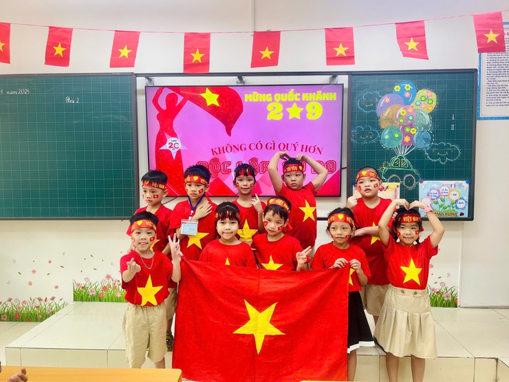 Trường Tiểu học Phương Mai rực rỡ sắc cờ đỏ sao vàng, hướng tới kỷ niệm 80 năm Cách mạng Tháng Tám và Quốc khánh 2/9- Ảnh 8.