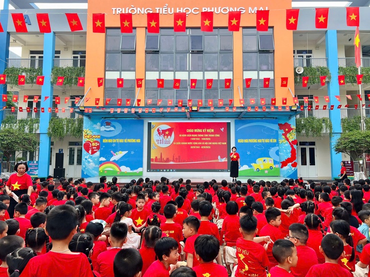 Trường Tiểu học Phương Mai rực rỡ sắc cờ đỏ sao vàng, hướng tới kỷ niệm 80 năm Cách mạng Tháng Tám và Quốc khánh 2/9- Ảnh 2.