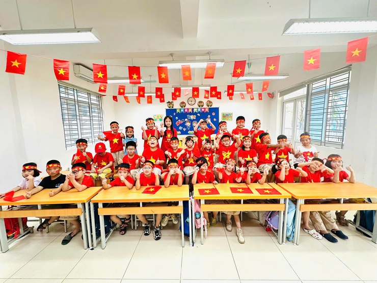 Trường Tiểu học Phương Mai rực rỡ sắc cờ đỏ sao vàng, hướng tới kỷ niệm 80 năm Cách mạng Tháng Tám và Quốc khánh 2/9- Ảnh 6.