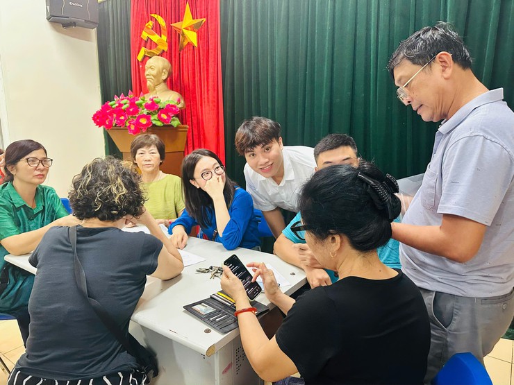 Ngày hội ra quân hỗ trợ hoạt động chuyển đổi số tại khu dân cư cụm Trung Kính Hạ- Ảnh 5.