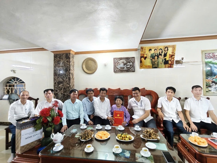 XÃ THIÊN LỘC TỔ CHỨC ĐOÀN ĐI THĂM, TẶNG QUÀ ĐỐI TƯỢNG NGƯỜI HOẠT ĐỘNG KHÁNG CHIẾN BỊ ĐỊCH BẮT TÙ ĐÀY NHÂN DỊP 80 NĂM QUỐC KHÁNH 2/9- Ảnh 6.