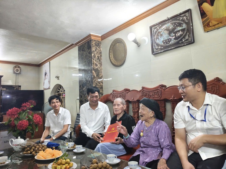 XÃ THIÊN LỘC TỔ CHỨC ĐOÀN ĐI THĂM, TẶNG QUÀ ĐỐI TƯỢNG NGƯỜI HOẠT ĐỘNG KHÁNG CHIẾN BỊ ĐỊCH BẮT TÙ ĐÀY NHÂN DỊP 80 NĂM QUỐC KHÁNH 2/9- Ảnh 4.