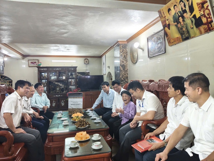 XÃ THIÊN LỘC TỔ CHỨC ĐOÀN ĐI THĂM, TẶNG QUÀ ĐỐI TƯỢNG NGƯỜI HOẠT ĐỘNG KHÁNG CHIẾN BỊ ĐỊCH BẮT TÙ ĐÀY NHÂN DỊP 80 NĂM QUỐC KHÁNH 2/9- Ảnh 5.