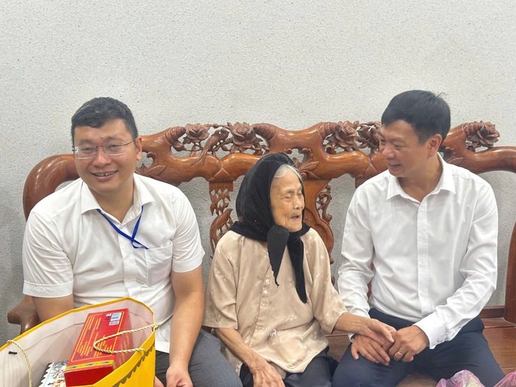 XÃ THIÊN LỘC TỔ CHỨC ĐOÀN ĐI THĂM, TẶNG QUÀ ĐỐI TƯỢNG NGƯỜI HOẠT ĐỘNG KHÁNG CHIẾN BỊ ĐỊCH BẮT TÙ ĐÀY NHÂN DỊP 80 NĂM QUỐC KHÁNH 2/9- Ảnh 2.