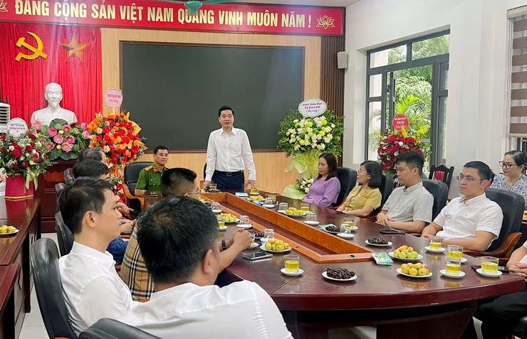 Lãnh đạo xã Gia Lâm chúc mừng Công an xã nhân kỷ niệm 80 năm Ngày truyền thống Công an nhân dân và 20 năm Ngày hội Toàn dân bảo vệ an ninh Tổ quốc- Ảnh 3.
