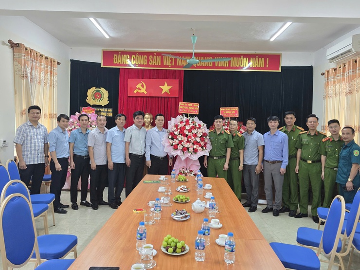Các đồng chí lãnh đạo xã chúc mừng lực lượng Công an xã nhân kỷ niệm 80 năm Ngày truyền thống- Ảnh 1.