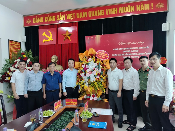 Lãnh đạo xã Bát Tràng chúc mừng lực lượng Công an xã nhân kỷ niệm 80 năm Ngày truyền thống Công an Nhân dân- Ảnh 1.