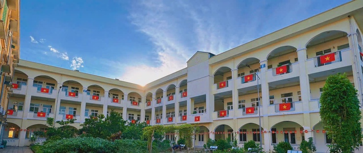Thầy và trò Trường Tiểu học Tây Tựu A - phường Tây Tựu rực rỡ cờ hoa chào mừng kỷ niệm 80 năm cách mạng tháng tám và quốc khánh 2/9 - Ảnh 1.