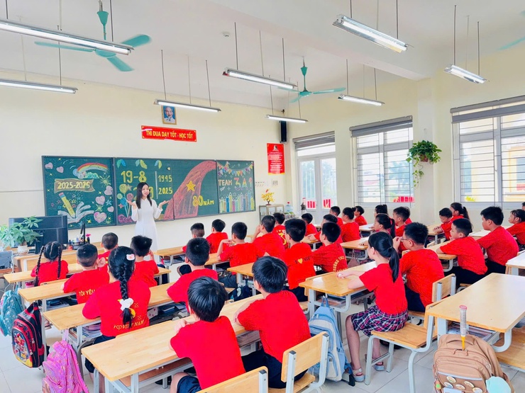 Thầy và trò Trường Tiểu học Tây Tựu A - phường Tây Tựu rực rỡ cờ hoa chào mừng kỷ niệm 80 năm cách mạng tháng tám và quốc khánh 2/9 - Ảnh 7.