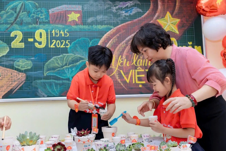 Thầy và trò Trường Tiểu học Tây Tựu A - phường Tây Tựu rực rỡ cờ hoa chào mừng kỷ niệm 80 năm cách mạng tháng tám và quốc khánh 2/9 - Ảnh 9.