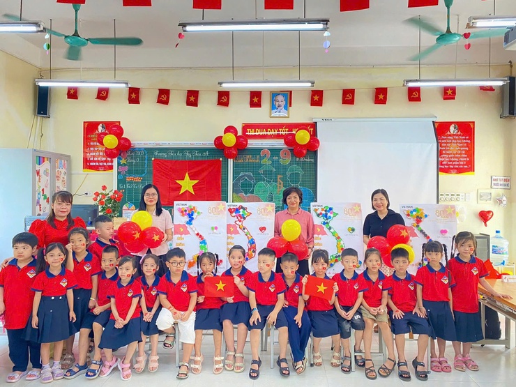 Thầy và trò Trường Tiểu học Tây Tựu A - phường Tây Tựu rực rỡ cờ hoa chào mừng kỷ niệm 80 năm cách mạng tháng tám và quốc khánh 2/9 - Ảnh 5.