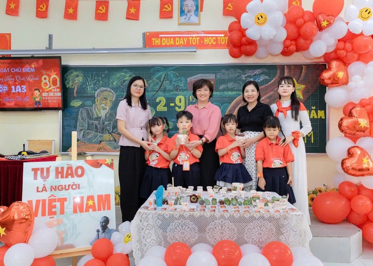 Thầy và trò Trường Tiểu học Tây Tựu A - phường Tây Tựu rực rỡ cờ hoa chào mừng kỷ niệm 80 năm cách mạng tháng tám và quốc khánh 2/9 - Ảnh 3.