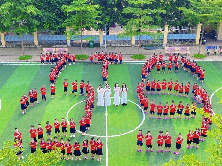 Thầy và trò Trường Tiểu học Tây Tựu A - phường Tây Tựu rực rỡ cờ hoa chào mừng kỷ niệm 80 năm cách mạng tháng tám và quốc khánh 2/9 - Ảnh 2.