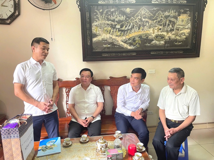ĐỒNG CHÍ NGUYỄN HỮU DŨNG – PHÓ BÍ THƯ ĐẢNG ỦY – CHỦ TỊCH UBND XÃ THIÊN LỘC – TRƯỞNG ĐOÀN SỐ 03 ĐI THĂM, TẶNG QUÀ ĐỐI TƯỢNG NGƯỜI HOẠT ĐỘNG KHÁNG CHIẾN BỊ ĐỊCH BẮT TÙ ĐÀY NHÂN DỊP 80 NĂM QUỐC KHÁNH 02/9- Ảnh 5.