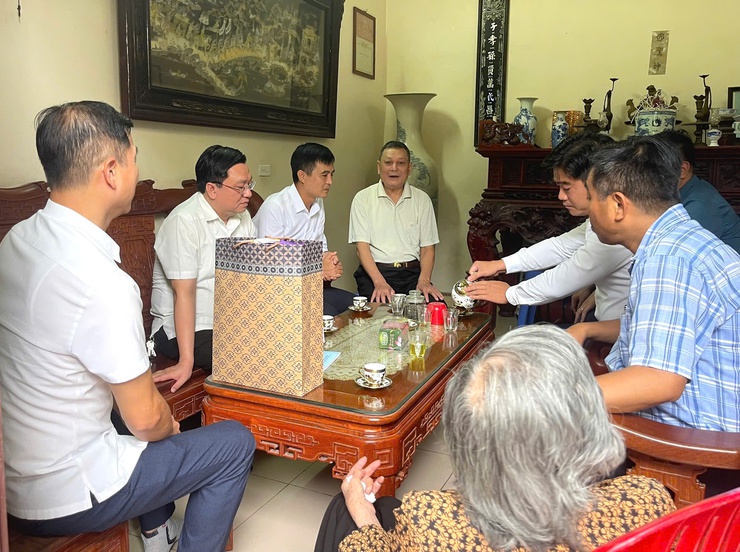 ĐỒNG CHÍ NGUYỄN HỮU DŨNG – PHÓ BÍ THƯ ĐẢNG ỦY – CHỦ TỊCH UBND XÃ THIÊN LỘC – TRƯỞNG ĐOÀN SỐ 03 ĐI THĂM, TẶNG QUÀ ĐỐI TƯỢNG NGƯỜI HOẠT ĐỘNG KHÁNG CHIẾN BỊ ĐỊCH BẮT TÙ ĐÀY NHÂN DỊP 80 NĂM QUỐC KHÁNH 02/9- Ảnh 6.