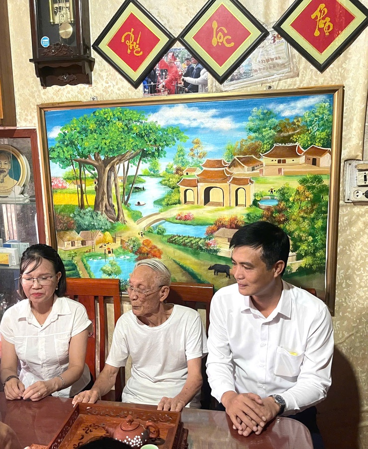 ĐỒNG CHÍ NGUYỄN HỮU DŨNG – PHÓ BÍ THƯ ĐẢNG ỦY – CHỦ TỊCH UBND XÃ THIÊN LỘC – TRƯỞNG ĐOÀN SỐ 03 ĐI THĂM, TẶNG QUÀ ĐỐI TƯỢNG NGƯỜI HOẠT ĐỘNG KHÁNG CHIẾN BỊ ĐỊCH BẮT TÙ ĐÀY NHÂN DỊP 80 NĂM QUỐC KHÁNH 02/9- Ảnh 4.