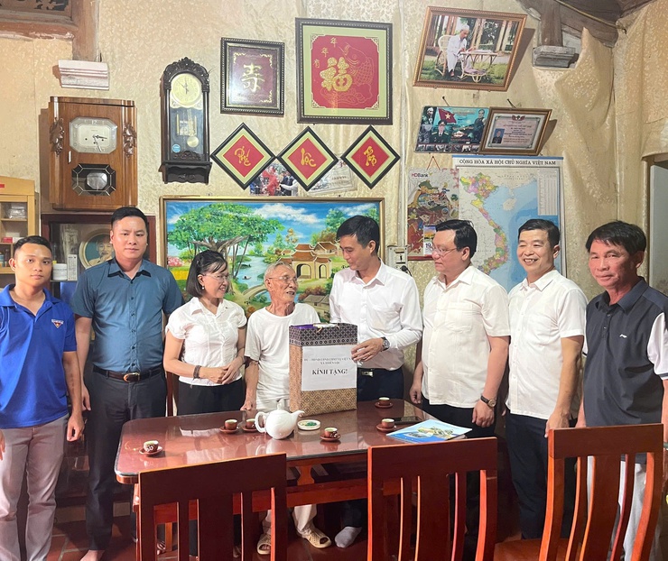 ĐỒNG CHÍ NGUYỄN HỮU DŨNG – PHÓ BÍ THƯ ĐẢNG ỦY – CHỦ TỊCH UBND XÃ THIÊN LỘC – TRƯỞNG ĐOÀN SỐ 03 ĐI THĂM, TẶNG QUÀ ĐỐI TƯỢNG NGƯỜI HOẠT ĐỘNG KHÁNG CHIẾN BỊ ĐỊCH BẮT TÙ ĐÀY NHÂN DỊP 80 NĂM QUỐC KHÁNH 02/9- Ảnh 3.