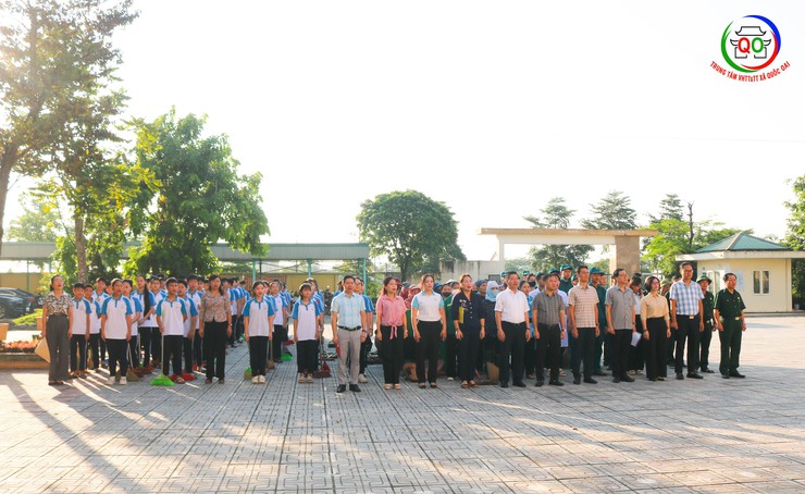 Sôi nổi Lễ ra quân tổng vệ sinh môi trường, trồng hoa cây xanh tại xã Quốc Oai- Ảnh 1.
