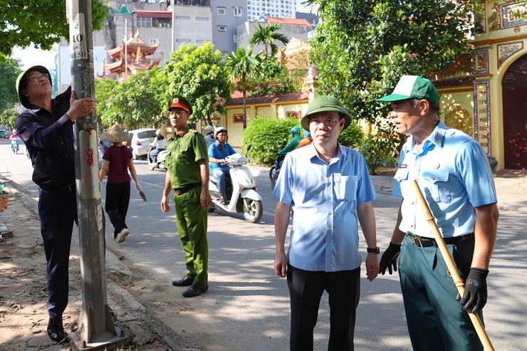 Chùm ảnh: Phường Thanh Xuân đồng loạt tổ chức ra quân tổng vệ sinh môi trường trên toàn địa bàn- Ảnh 1.