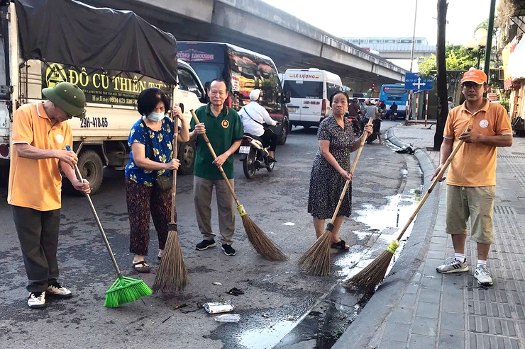 Chùm ảnh: Phường Thanh Xuân đồng loạt tổ chức ra quân tổng vệ sinh môi trường trên toàn địa bàn- Ảnh 8.