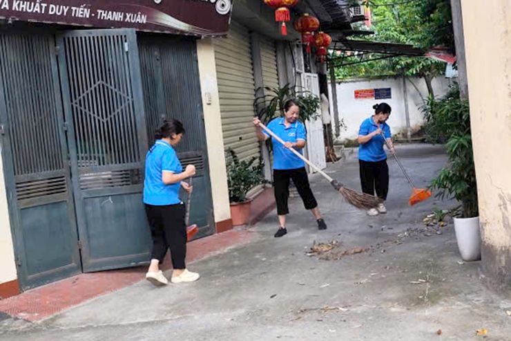 Chùm ảnh: Phường Thanh Xuân đồng loạt tổ chức ra quân tổng vệ sinh môi trường trên toàn địa bàn- Ảnh 12.