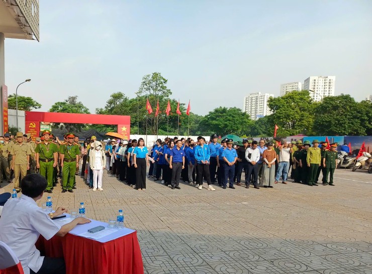 Phường Hoàng Liệt tổ chức Lễ phát động ra quân chỉnh trang, sắp xếp trật tự văn minh đô thị và phong trào “Toàn dân tham gia tổng vệ sinh môi trường” xây dựng đô thị “Sáng - Xanh - Sạch - Đẹp”- Ảnh 1.