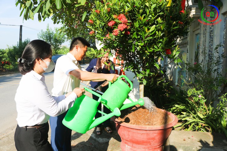 Sôi nổi Lễ ra quân tổng vệ sinh môi trường, trồng hoa cây xanh tại xã Quốc Oai- Ảnh 12.