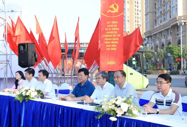 Phường Tây Hồ ra quân tổng vệ sinh môi trường- Ảnh 1.