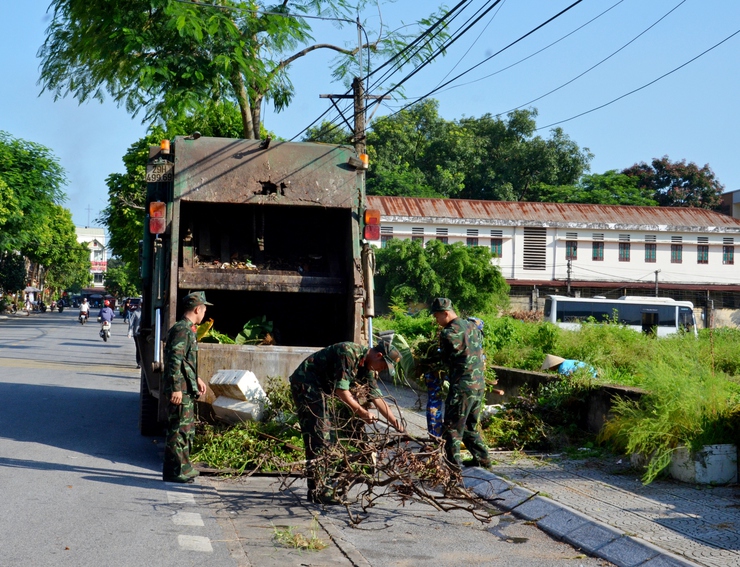 Phường Tùng Thiện ra quân tổng vệ sinh môi trường chào mừng kỷ niệm các ngày lễ lớn của dân tộc

- Ảnh 2.