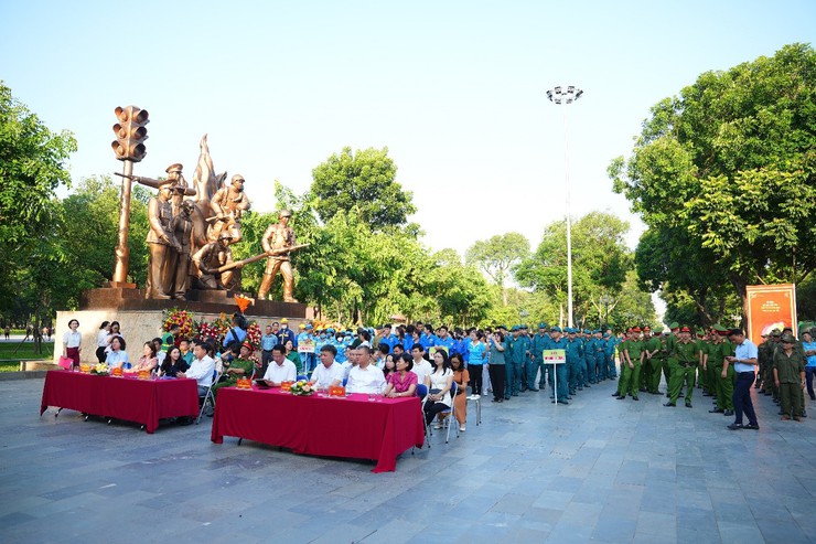 Phường Hai Bà Trưng tổ chức Lễ ra quân tổng vệ sinh môi trường trên điạ bàn phường.- Ảnh 1.