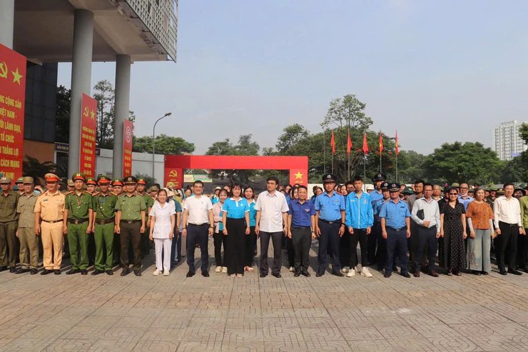 Phường Hoàng Liệt tổ chức Lễ phát động ra quân chỉnh trang, sắp xếp trật tự văn minh đô thị và phong trào “Toàn dân tham gia tổng vệ sinh môi trường” xây dựng đô thị “Sáng - Xanh - Sạch - Đẹp”- Ảnh 3.