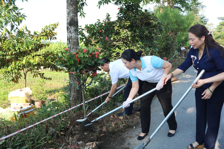 Sôi nổi Lễ ra quân tổng vệ sinh môi trường, trồng hoa cây xanh tại xã Quốc Oai- Ảnh 7.