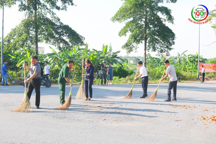 Sôi nổi Lễ ra quân tổng vệ sinh môi trường, trồng hoa cây xanh tại xã Quốc Oai- Ảnh 4.