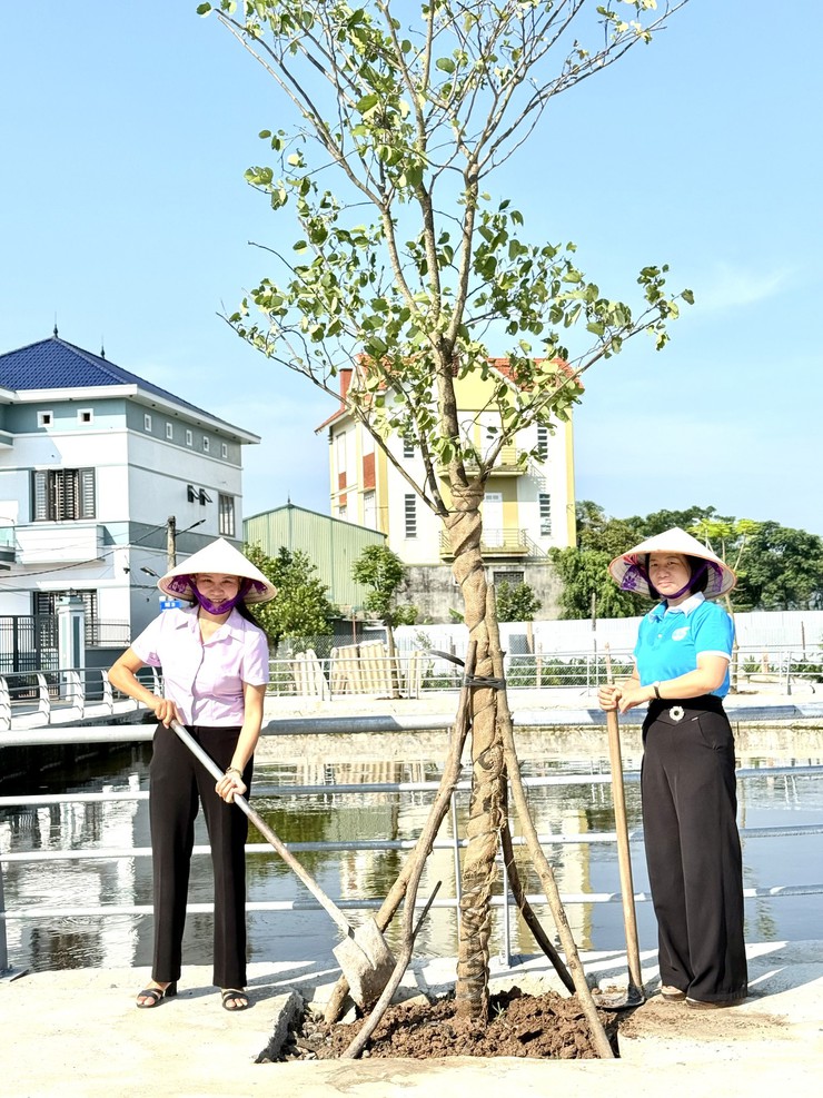 XÃ THẠCH THẤT ĐỒNG LOẠT RA QUÂN HƯỞNG ỨNG TỔNG VỆ SINH MÔI TRƯỜNG, CHỈNH TRANG CẢNH QUAN VÀ GẮN BIỂN CÔNG TRÌNH THI ĐUA THIẾT THỰC CHÀO MỪNG ĐẠI HỘI ĐẢNG, ĐẠI HỘI MTTQ VÀ CÁC ĐOÀN THỂ CHÍNH TRỊ - XÃ HỘI CÁC CẤP- Ảnh 6.